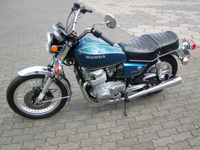 На фото изображен мотоцикл «Honda CB-750»