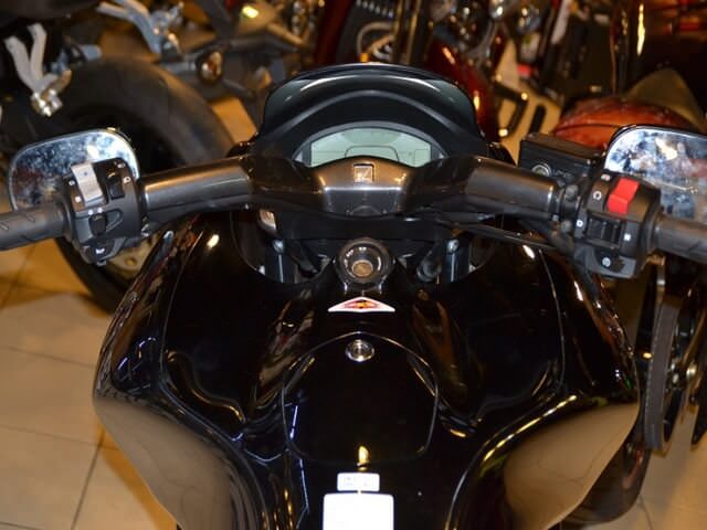 На фото изображен руль мотоцикла «Honda DN-01»