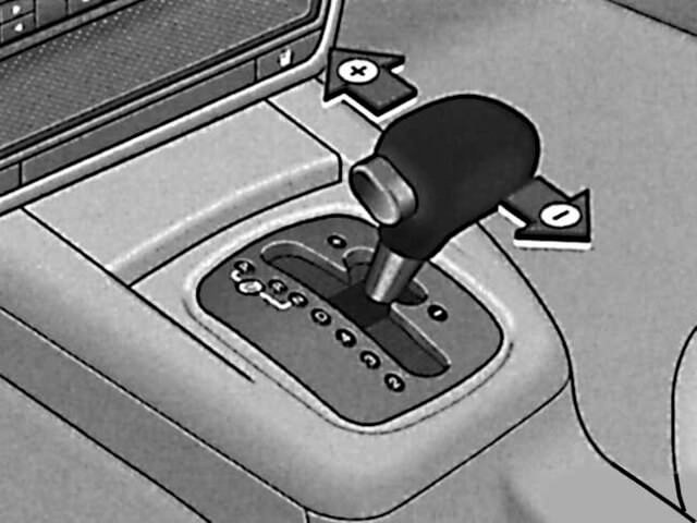 Изображена автоматическая коробка передач со схематичным обозначением повышения и понижения скорости