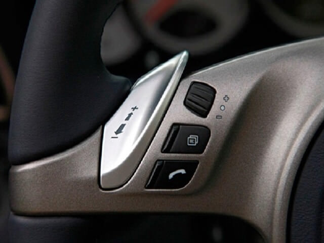 Изображены кнопки переключения передач на руле